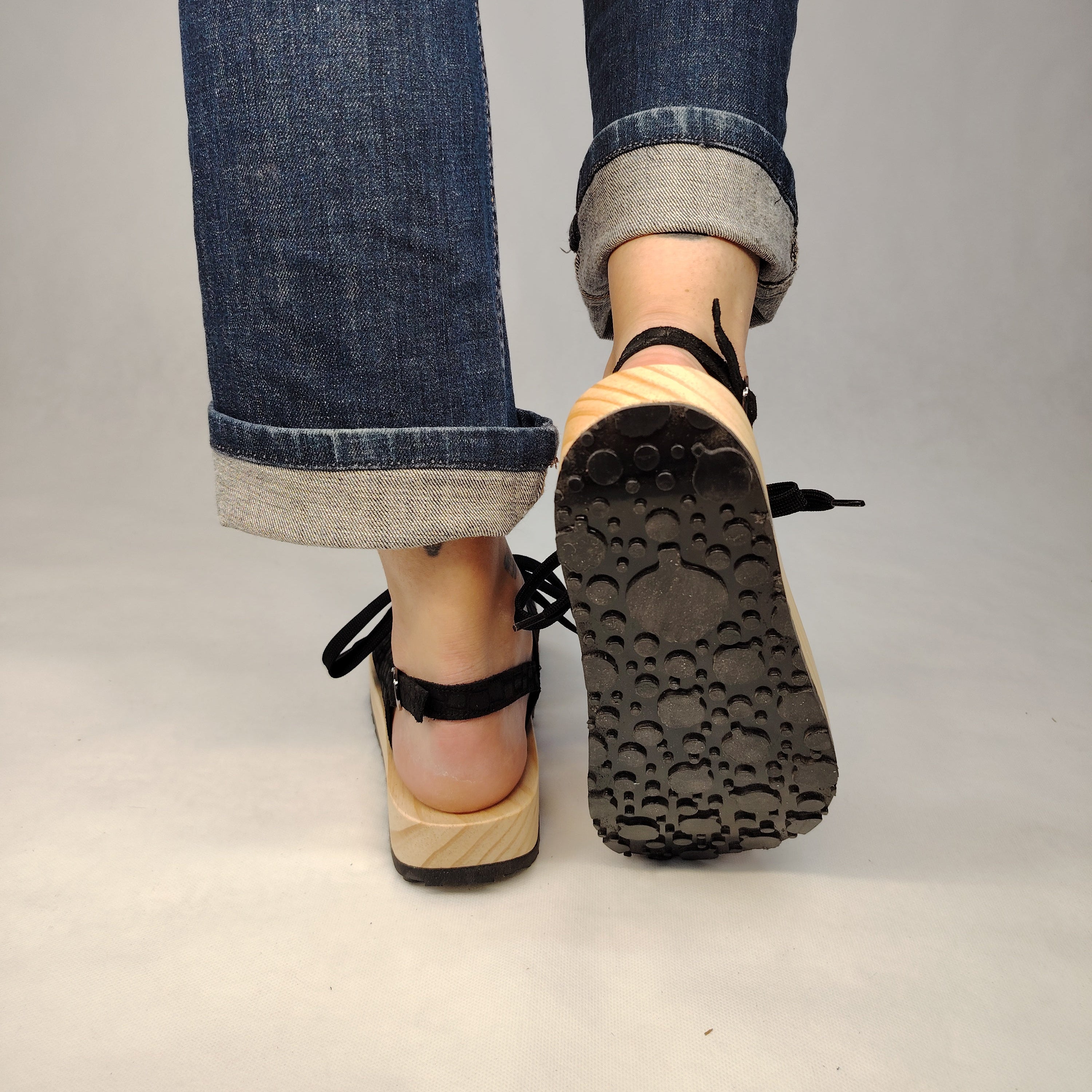 Sandalias de plataforma de madera natural artesanal con tira trasera y pala de piel efecto croco color negro  y cordones 