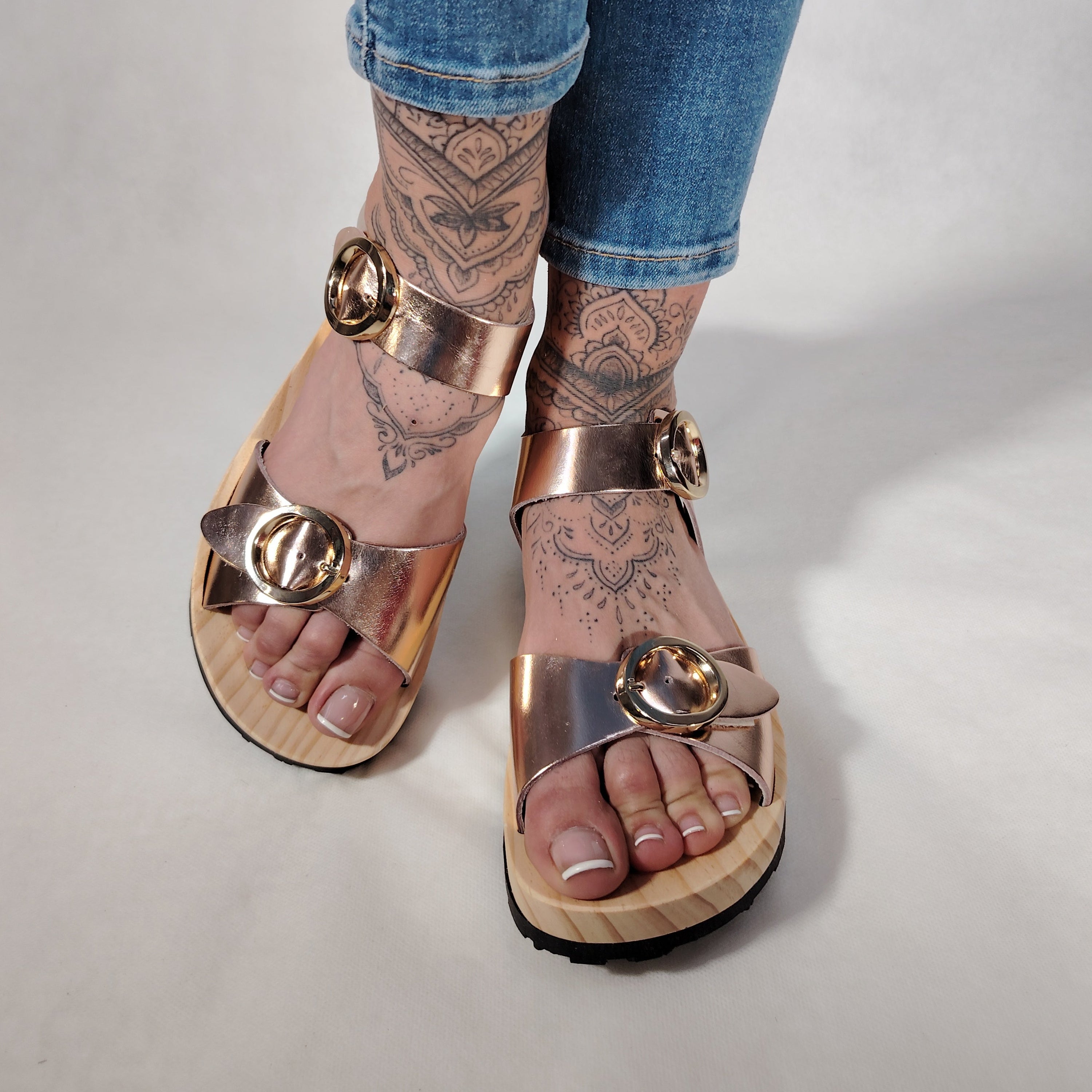 Sandalias de plataforma de madera natural artesanal con piel efecto metalizado y 2 hebillas decorativas