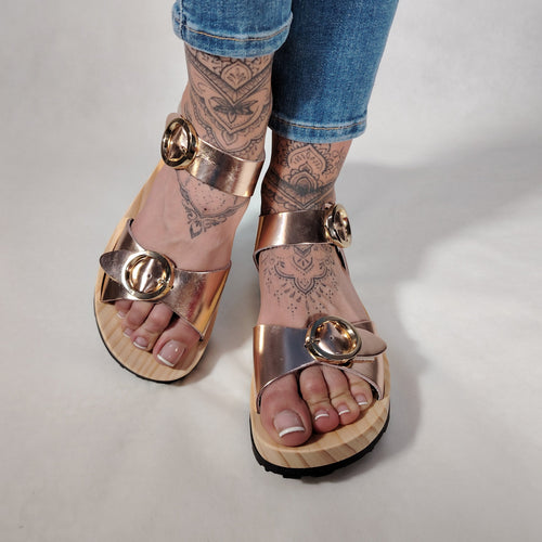Sandalias de plataforma de madera natural artesanal con piel efecto metalizado y 2 hebillas decorativas