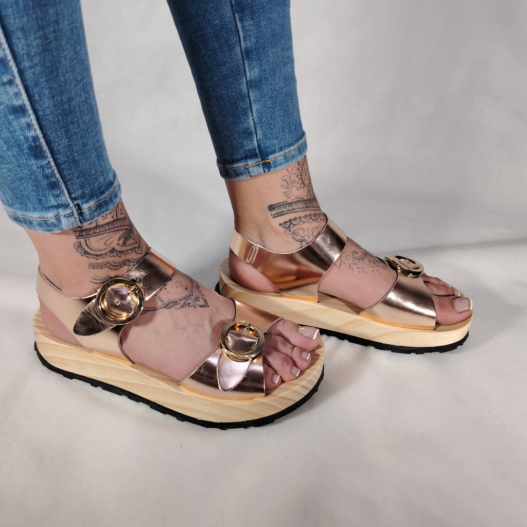 Sandalias de plataforma de madera natural artesanal con piel efecto metalizado y 2 hebillas decorativas