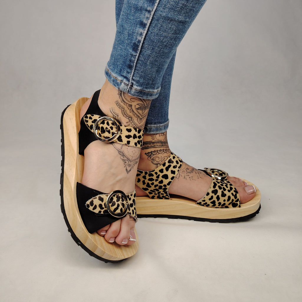 Sandalias de plataforma de madera natural artesanal con estanpado leopard y 2 hebillas decorativas
