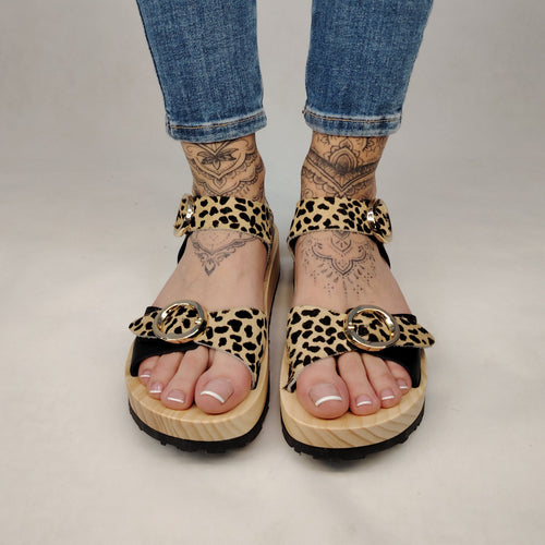 Sandalias de plataforma de madera natural artesanal con estanpado leopard y 2 hebillas decorativas