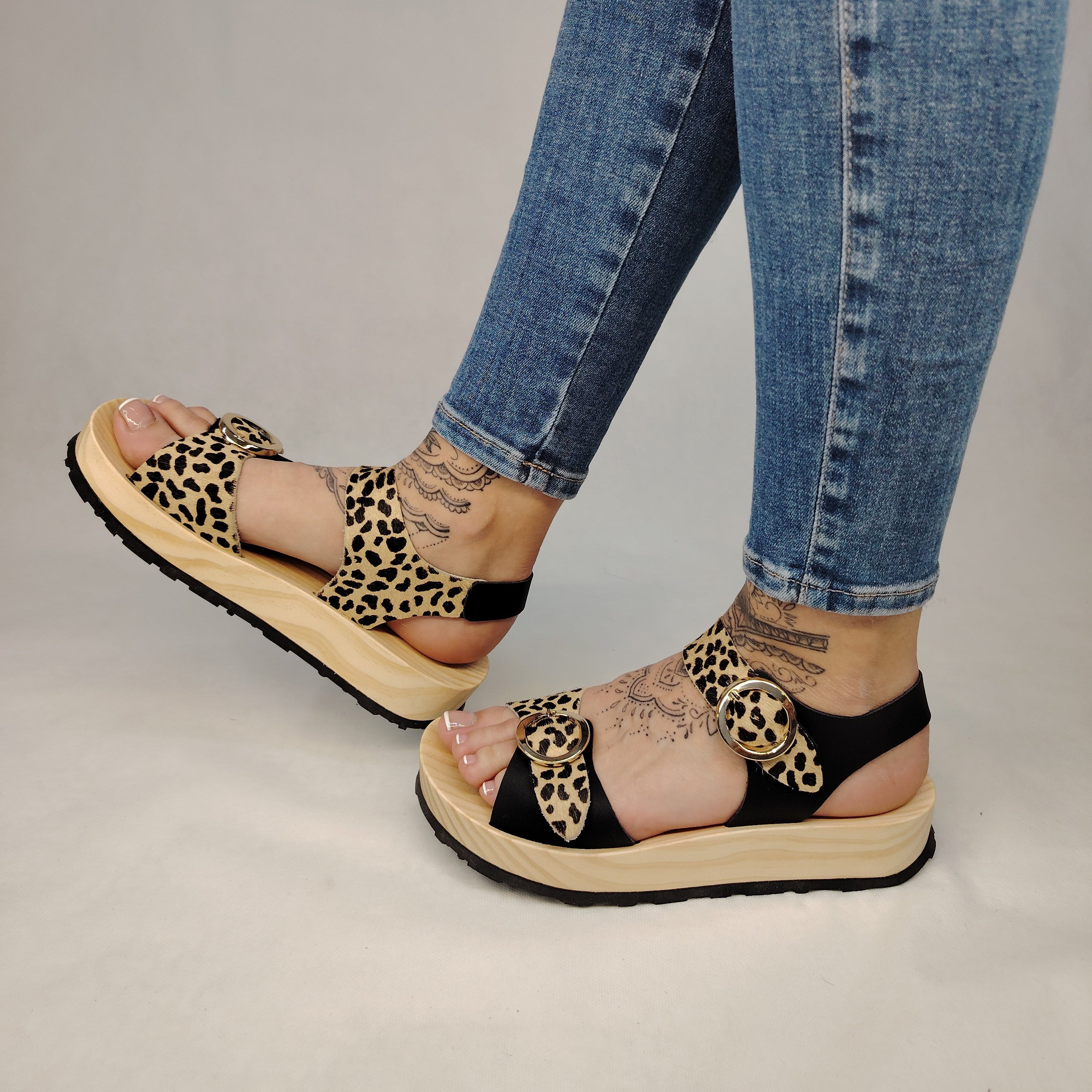 Sandalias de plataforma de madera natural artesanal con estanpado leopard y 2 hebillas decorativas