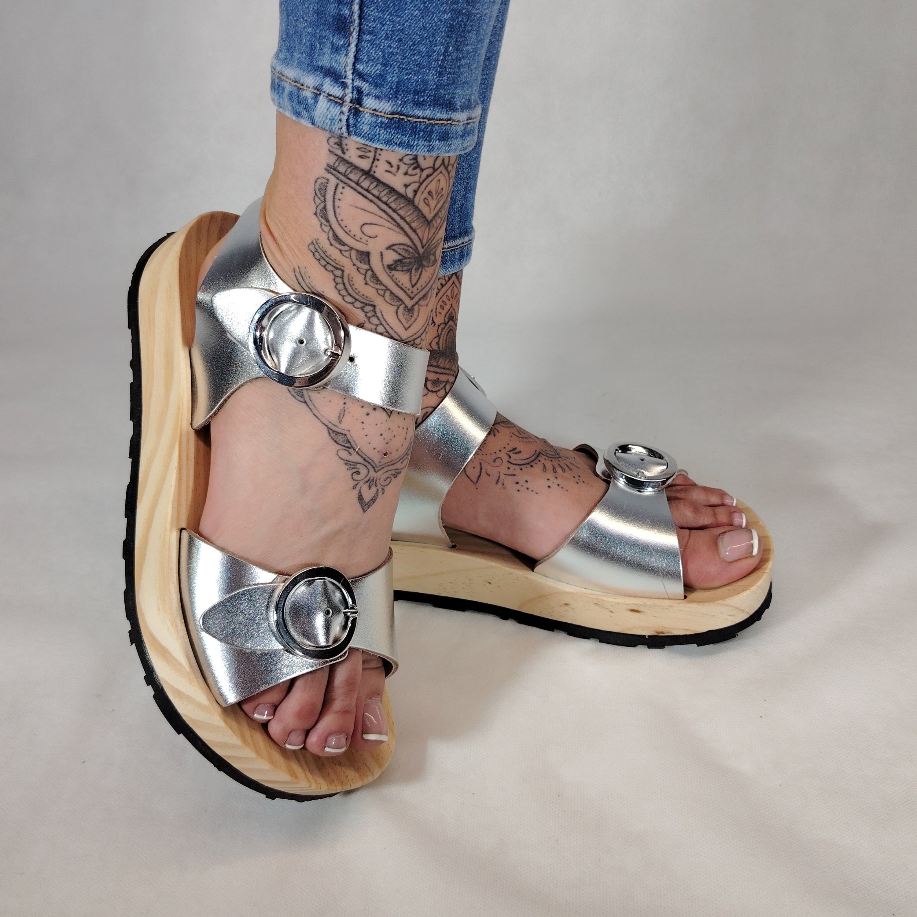 Sandalias de plataforma de madera natural artesanal con piel efecto metalizado y 2 hebillas decorativas