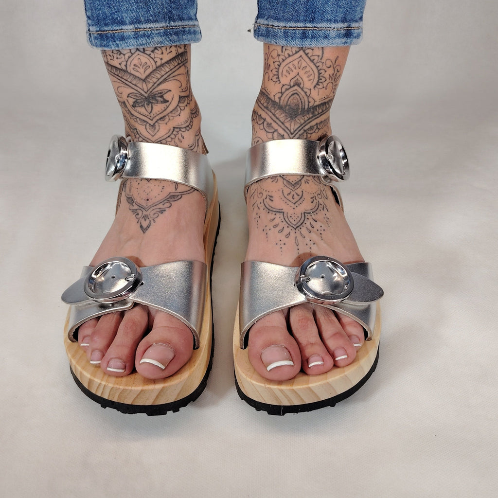 Sandalias de plataforma de madera natural artesanal con piel efecto metalizado y 2 hebillas decorativas