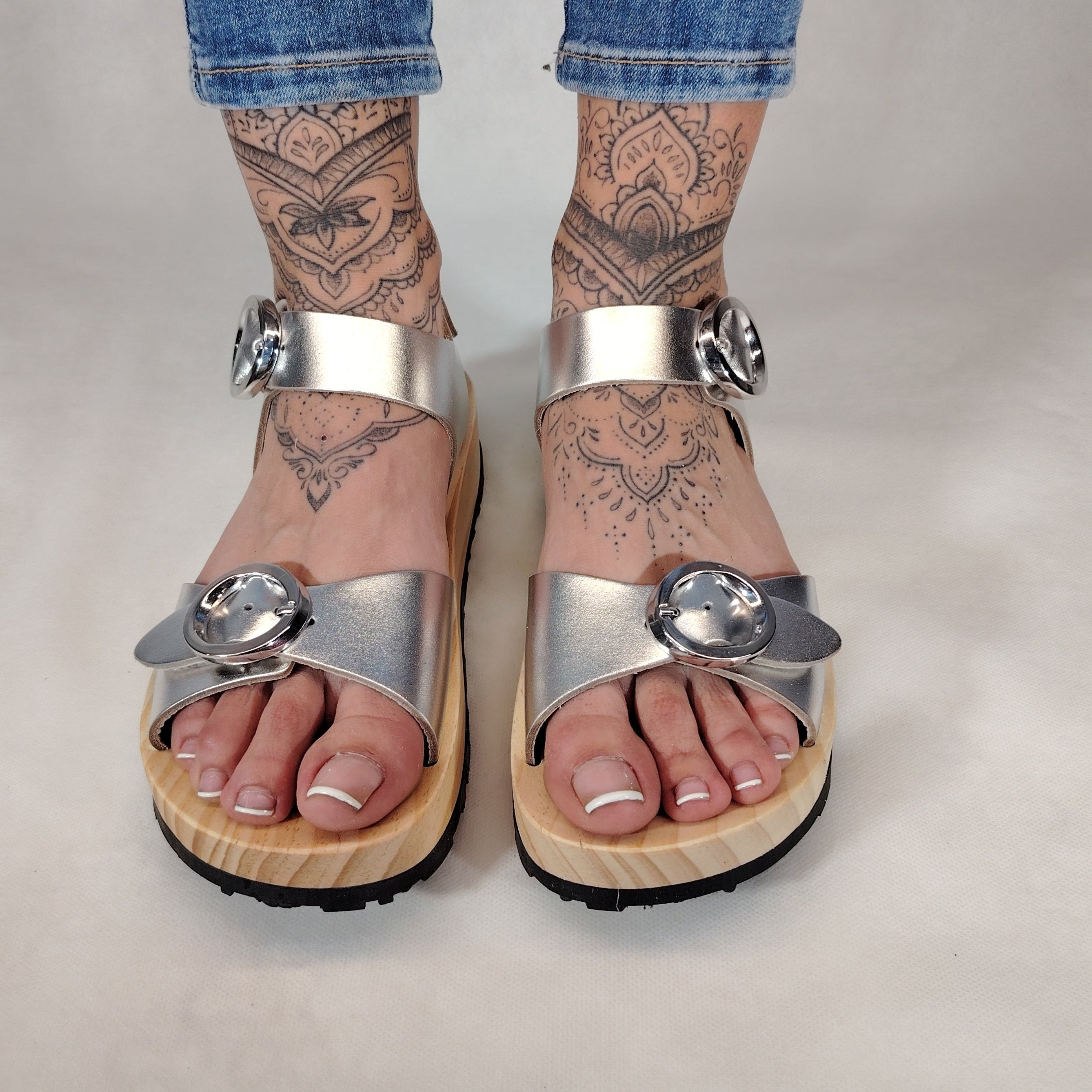 Sandalias de plataforma de madera natural artesanal con piel efecto metalizado y 2 hebillas decorativas