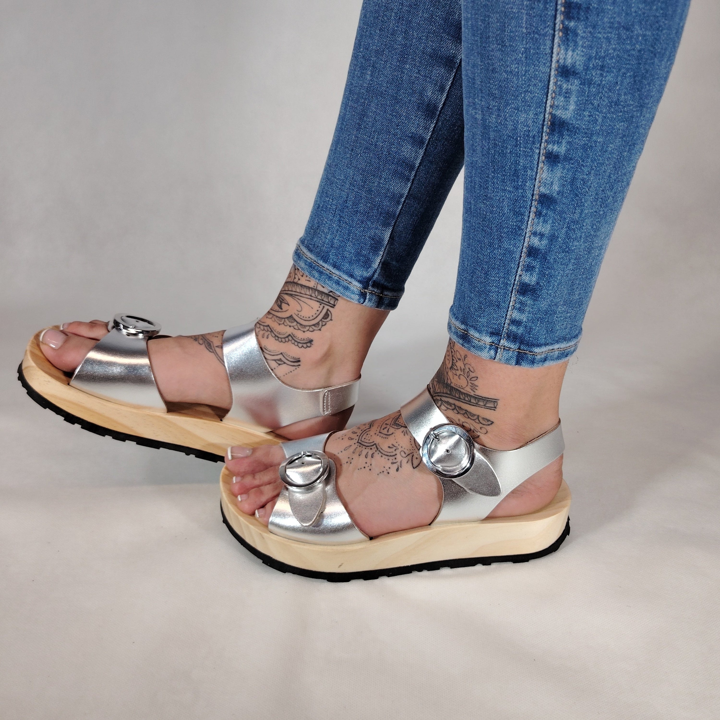Sandalias de plataforma de madera natural artesanal con piel efecto metalizado y 2 hebillas decorativas