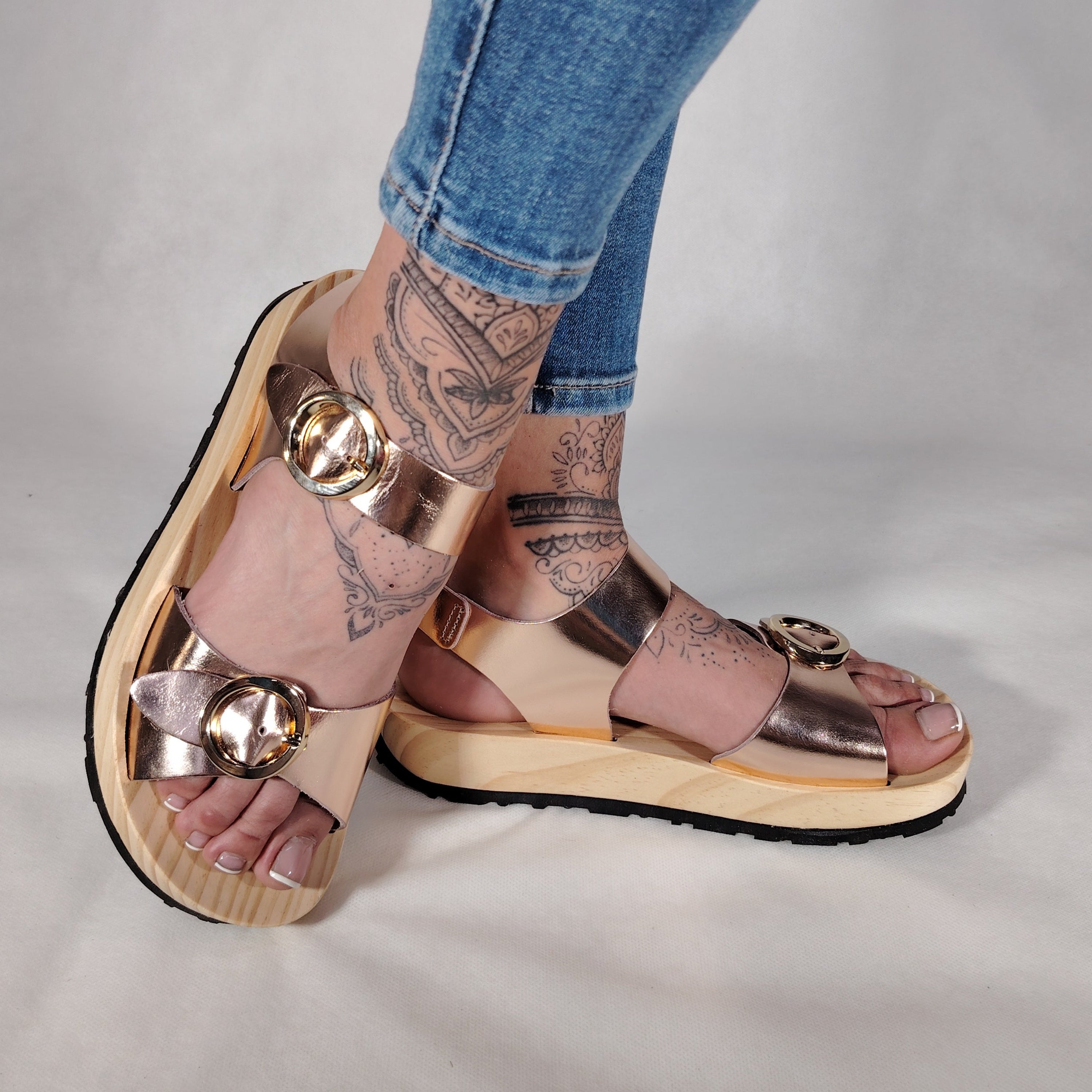 Sandalias de plataforma de madera natural artesanal con piel efecto metalizado y 2 hebillas decorativas