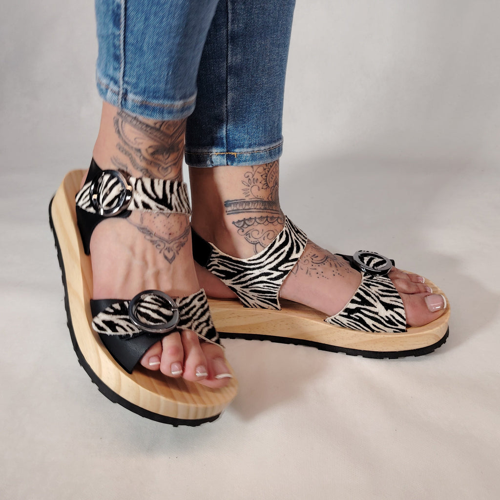 Sandalias de plataforma de madera natural artesanal con estanpado Zebra y 2 hebillas decorativas