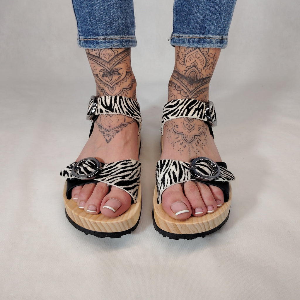 Sandalias de plataforma de madera natural artesanal con estanpado Zebra y 2 hebillas decorativas