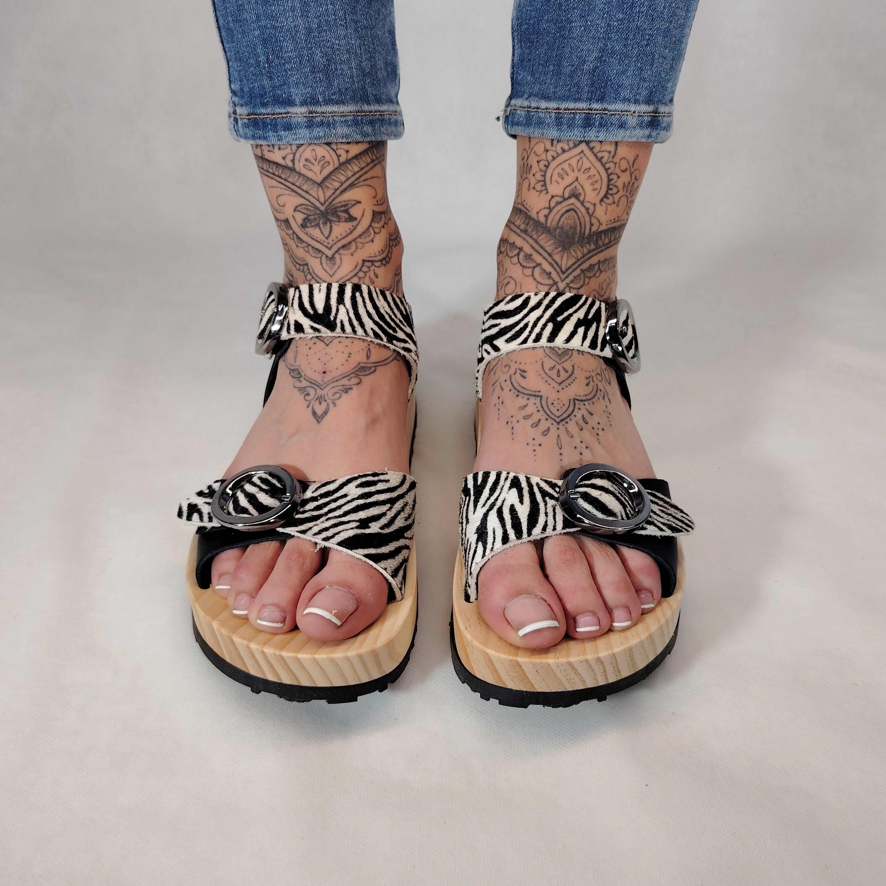 Sandalias de plataforma de madera natural artesanal con estanpado Zebra y 2 hebillas decorativas