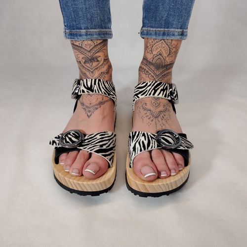 Sandalias de plataforma de madera natural artesanal con estanpado Zebra y 2 hebillas decorativas