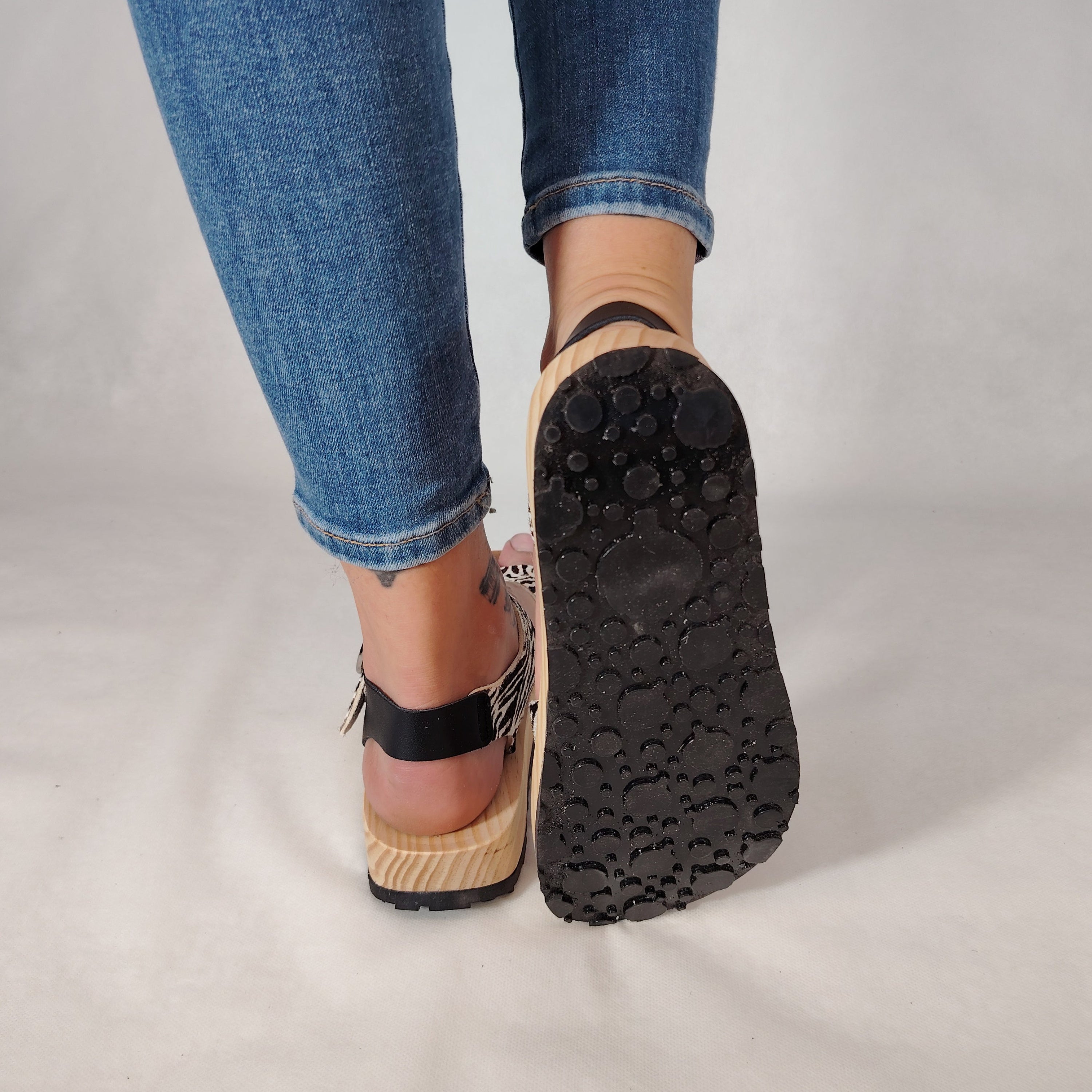 Sandalias de plataforma de madera natural artesanal con estanpado Zebra y 2 hebillas decorativas