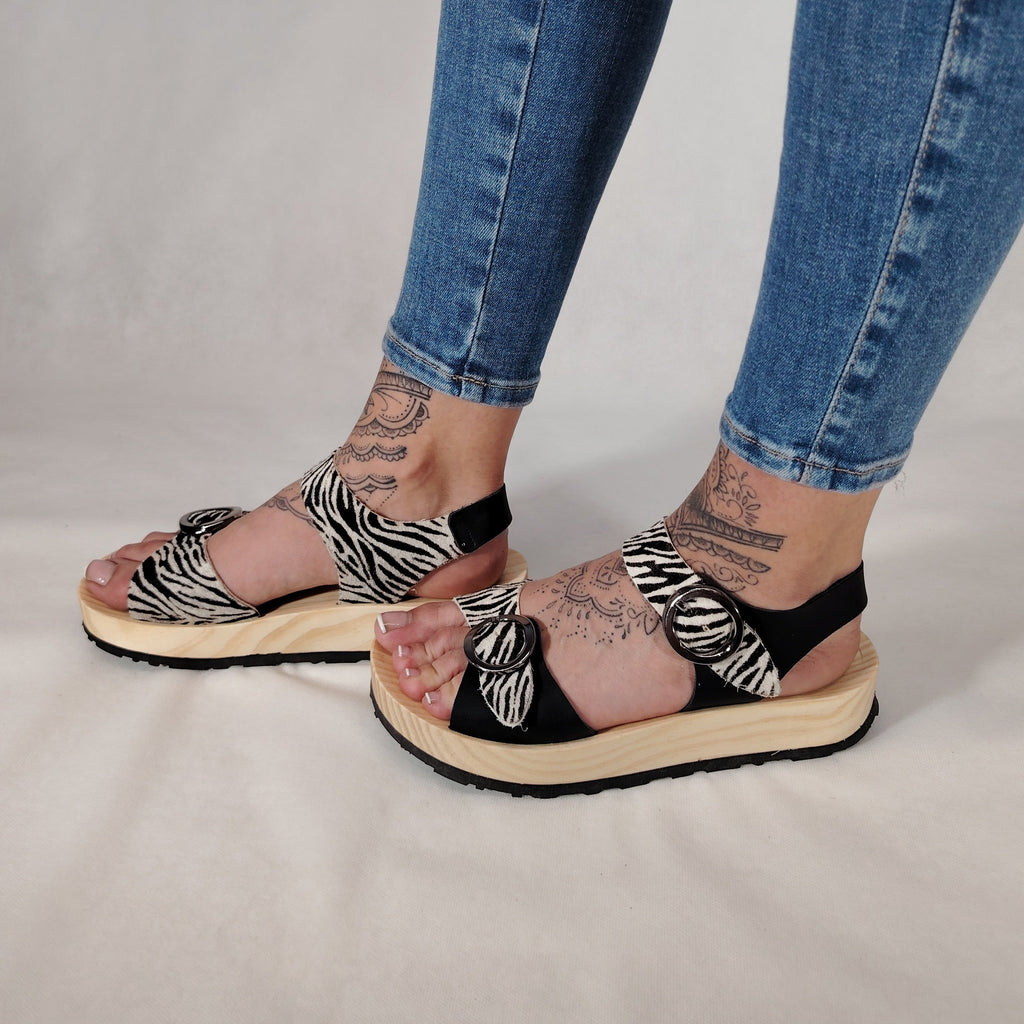 Sandalias de plataforma de madera natural artesanal con estanpado Zebra y 2 hebillas decorativas