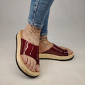 Sandalias de plataforma de madera natural artesanal y pala de piel charol color burdeo