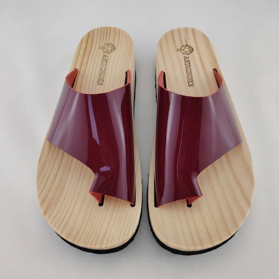 Sandalias de plataforma de madera natural artesanal y pala de piel charol color burdeo