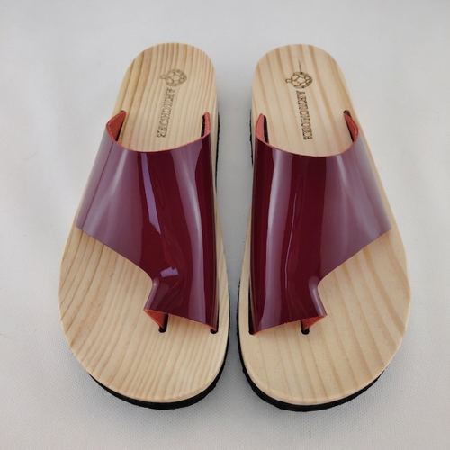 Sandalias de plataforma de madera natural artesanal y pala de piel charol color burdeo