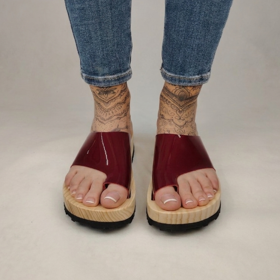 Sandalias de plataforma de madera natural artesanal y pala de piel charol color burdeo