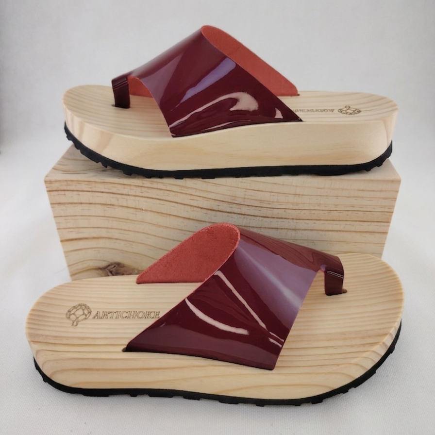 Sandalias de plataforma de madera natural artesanal y pala de piel charol color burdeo