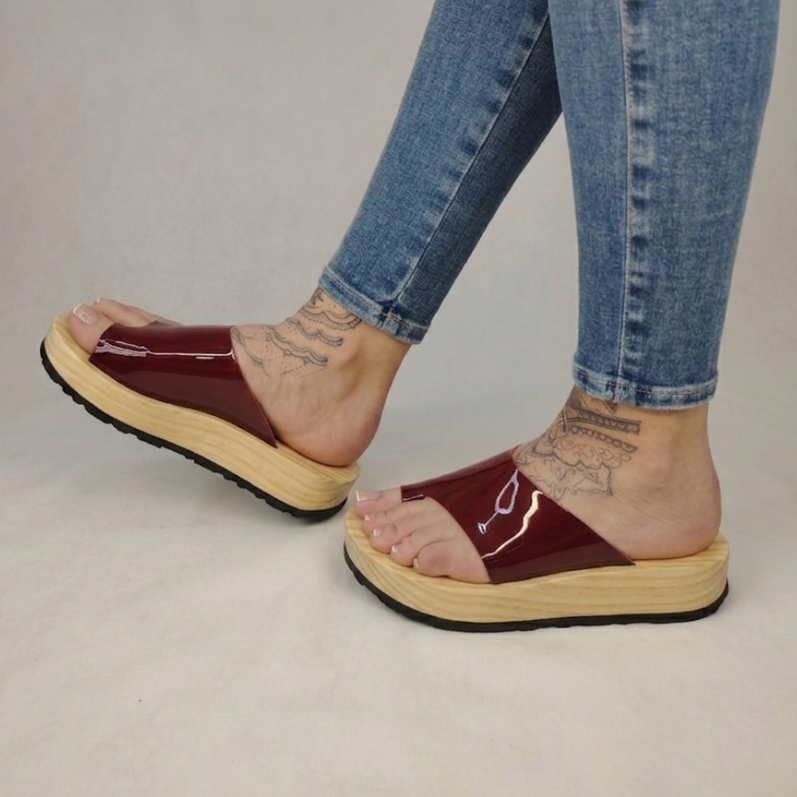 Sandalias de plataforma de madera natural artesanal y pala de piel charol color burdeo