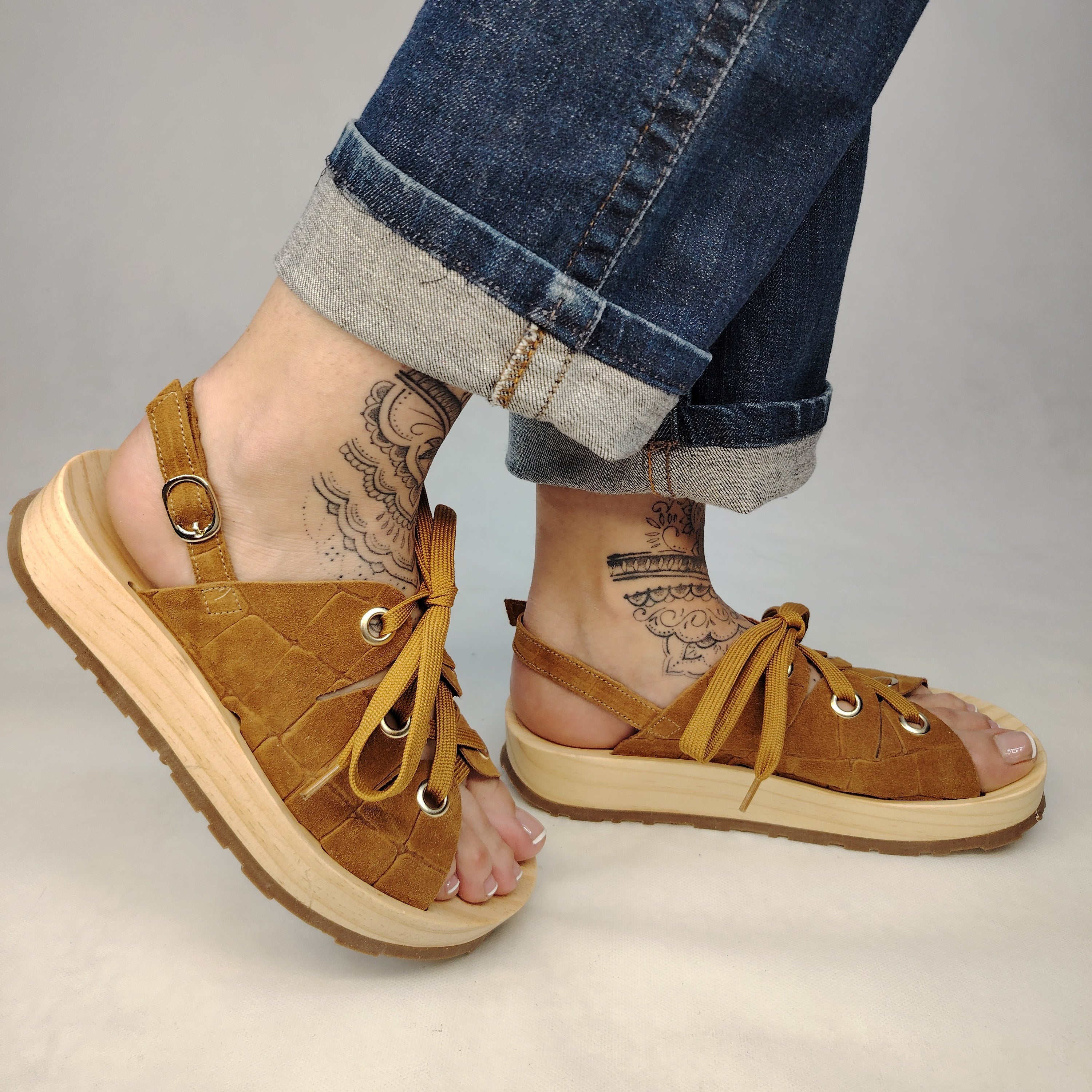 Sandalias de plataforma de madera natural artesanal con tira trasera y pala de piel efecto croco color cuero y cordones 