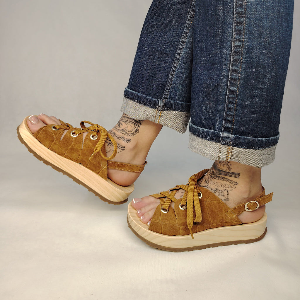 Sandalias de plataforma de madera natural artesanal con tira trasera y pala de piel efecto croco color cuero y cordones 