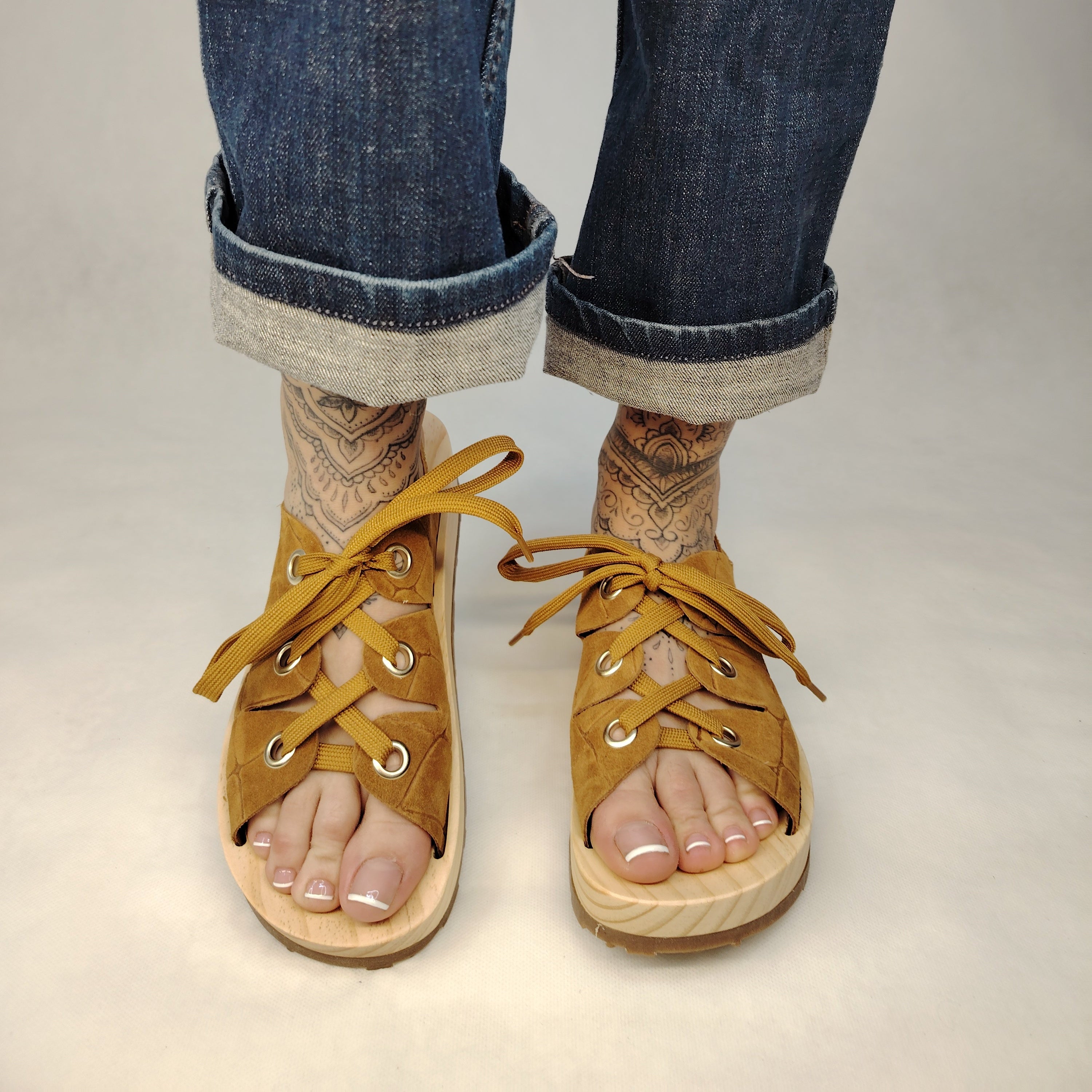 Sandalias de plataforma de madera natural artesanal con tira trasera y pala de piel efecto croco color cuero y cordones 