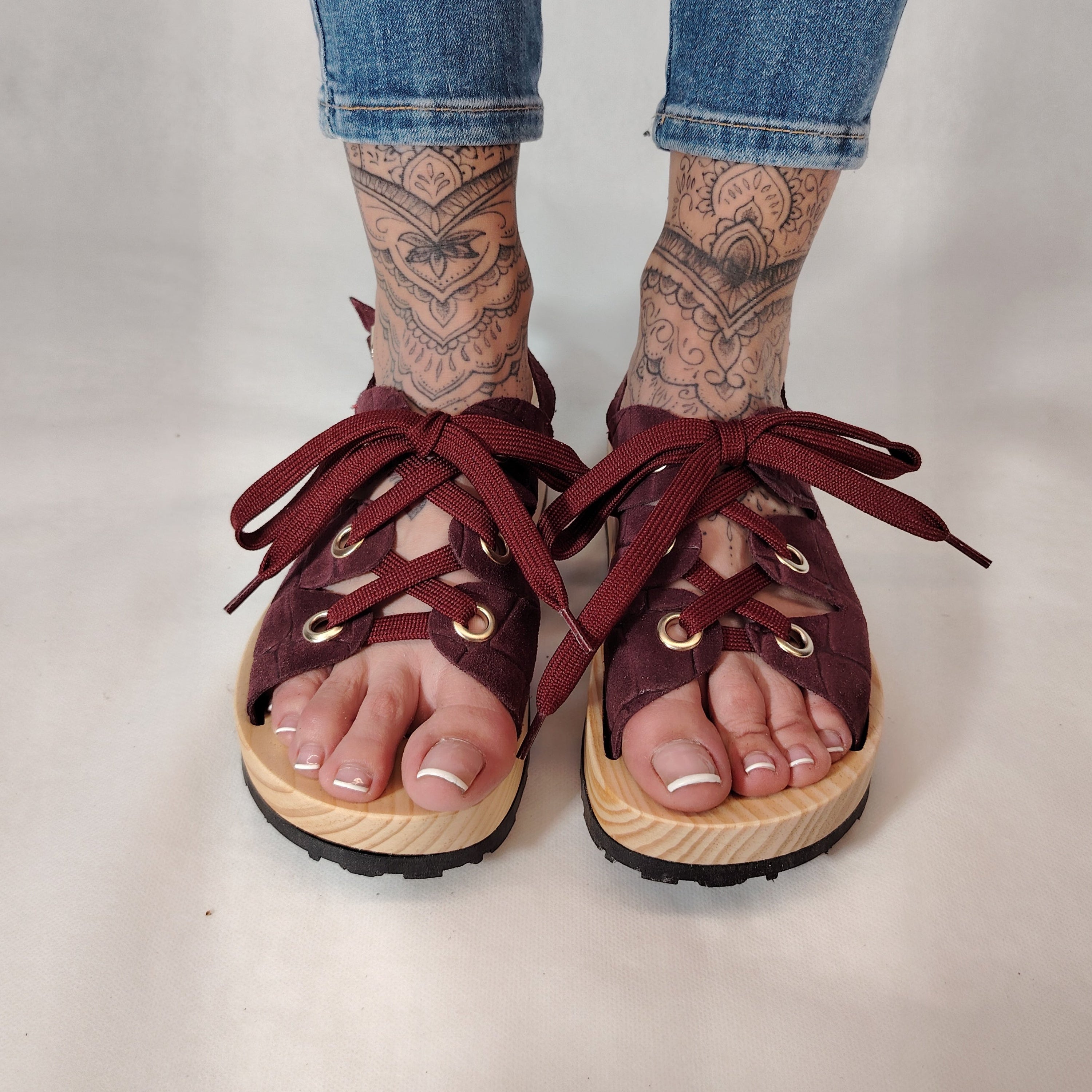 Sandalias de plataforma de madera natural artesanal con tira trasera y pala de piel efecto croco color burdeos y cordones 