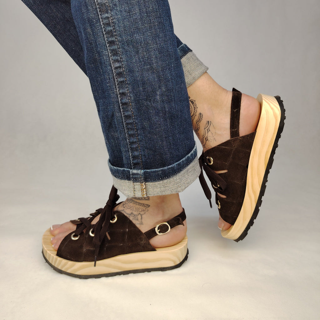 Sandalias de plataforma de madera natural artesanal con tira trasera y pala de piel efecto croco color marrón  y cordones 