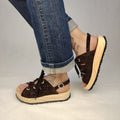 Sandalias de plataforma de madera natural artesanal con tira trasera y pala de piel efecto croco color marrón  y cordones 