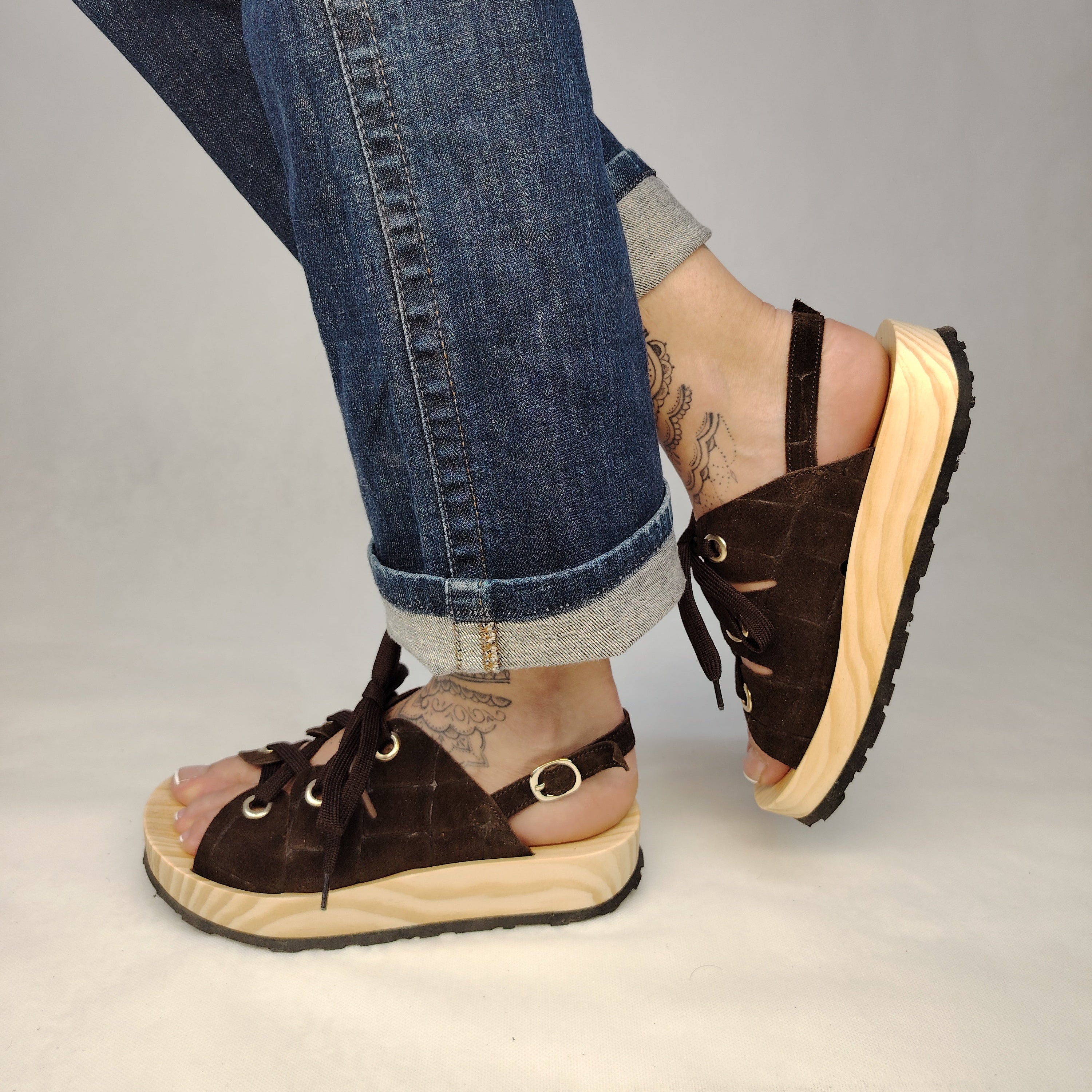 Sandalias de plataforma de madera natural artesanal con tira trasera y pala de piel efecto croco color marrón  y cordones 