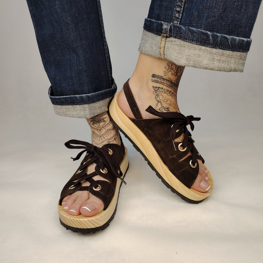 Sandalias de plataforma de madera natural artesanal con tira trasera y pala de piel efecto croco color marrón  y cordones 