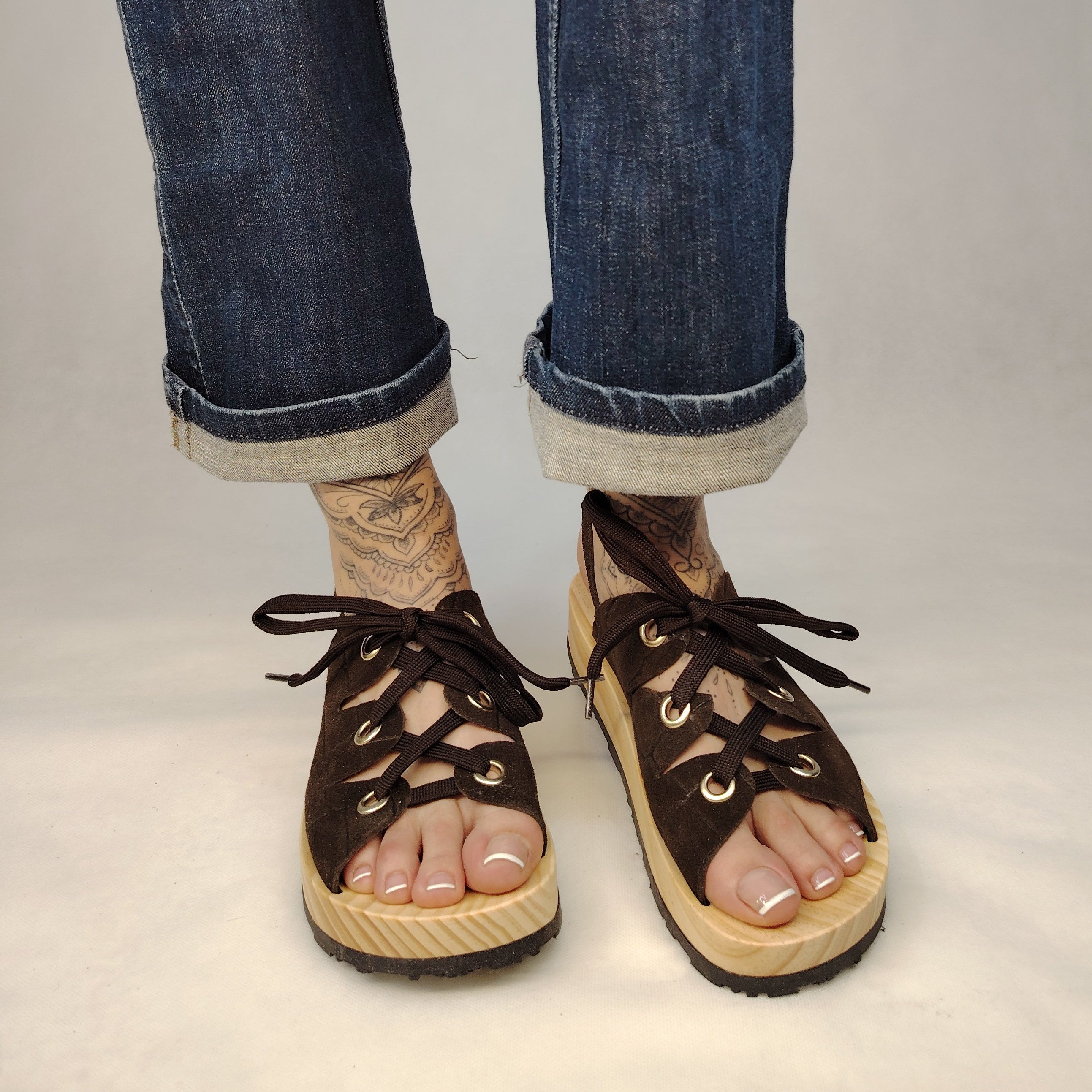 Sandalias de plataforma de madera natural artesanal con tira trasera y pala de piel efecto croco color marrón  y cordones 