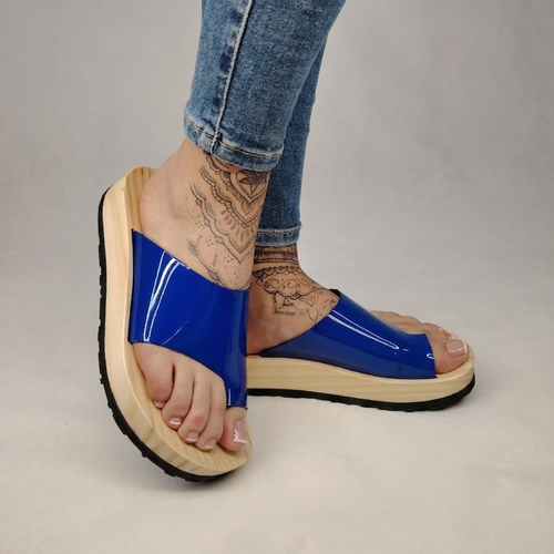 Sandalias de plataforma de madera natural artesanal y pala de piel charol color negro