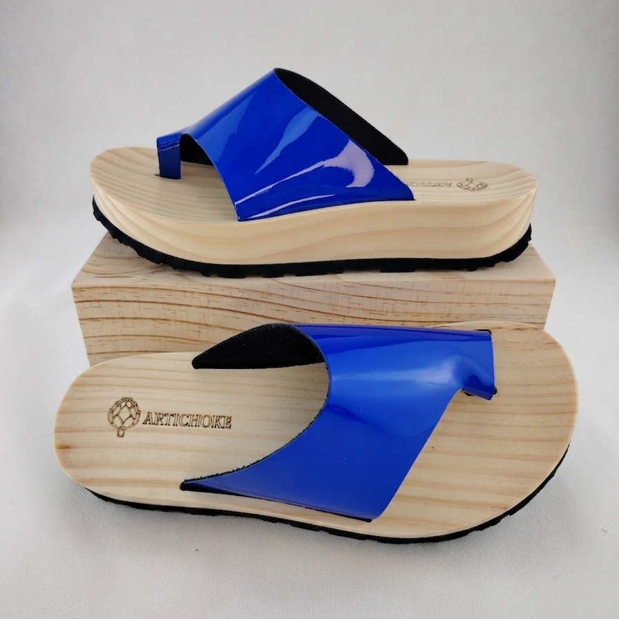 Sandalias de plataforma de madera natural artesanal y pala de piel charol color negro