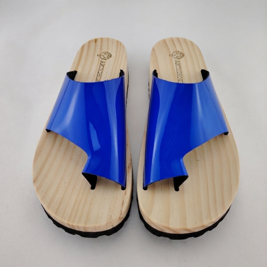 Sandalias de plataforma de madera natural artesanal y pala de piel charol color negro