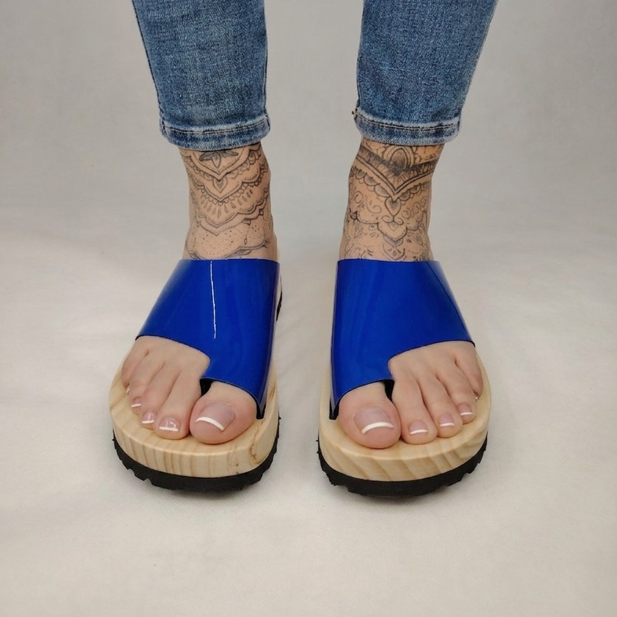 Sandalias de plataforma de madera natural artesanal y pala de piel charol color negro