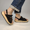 Sandalias de plataforma de madera natural artesanal con tira trasera y pala de piel efecto croco color negro  y cordones 