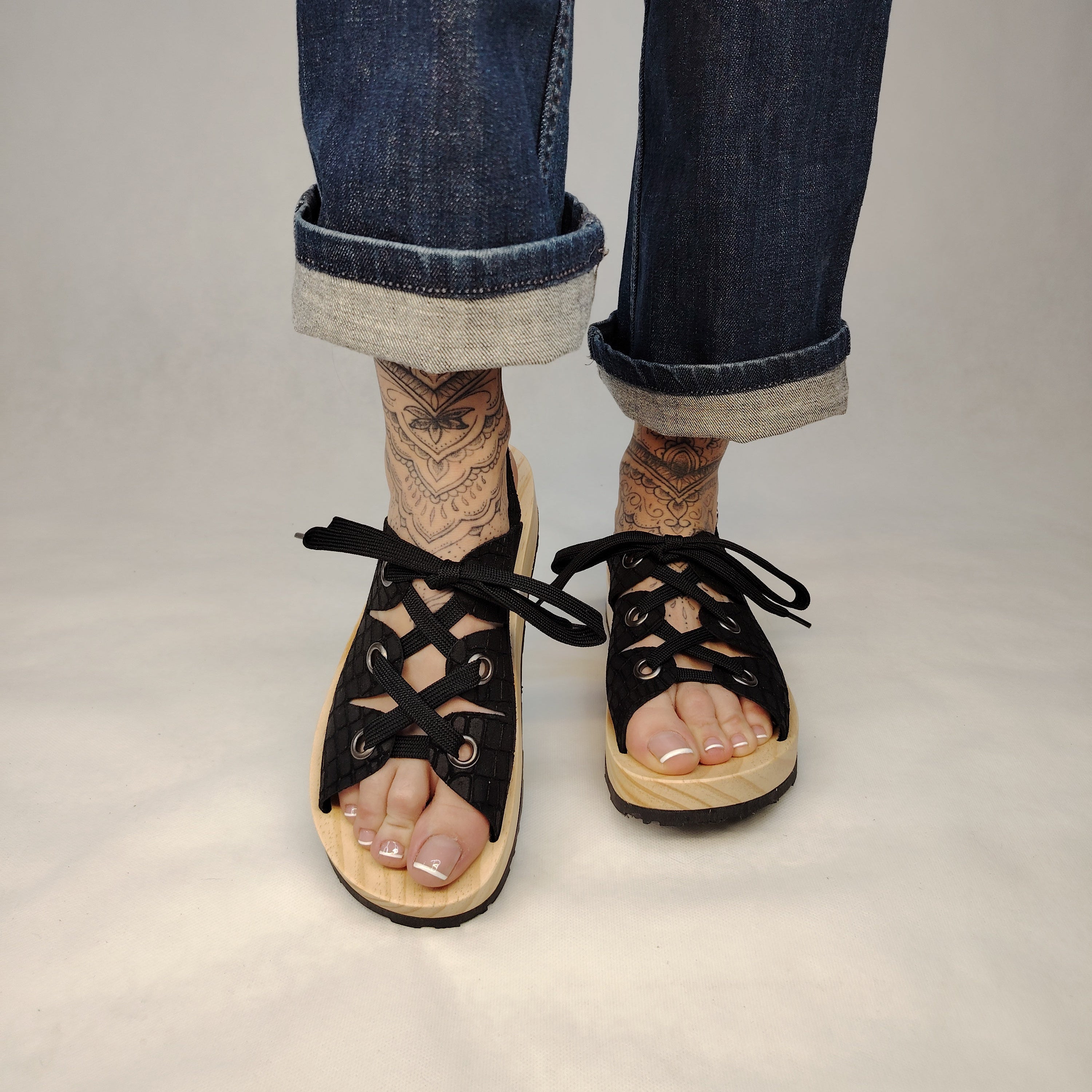 Sandalias de plataforma de madera natural artesanal con tira trasera y pala de piel efecto croco color negro  y cordones 