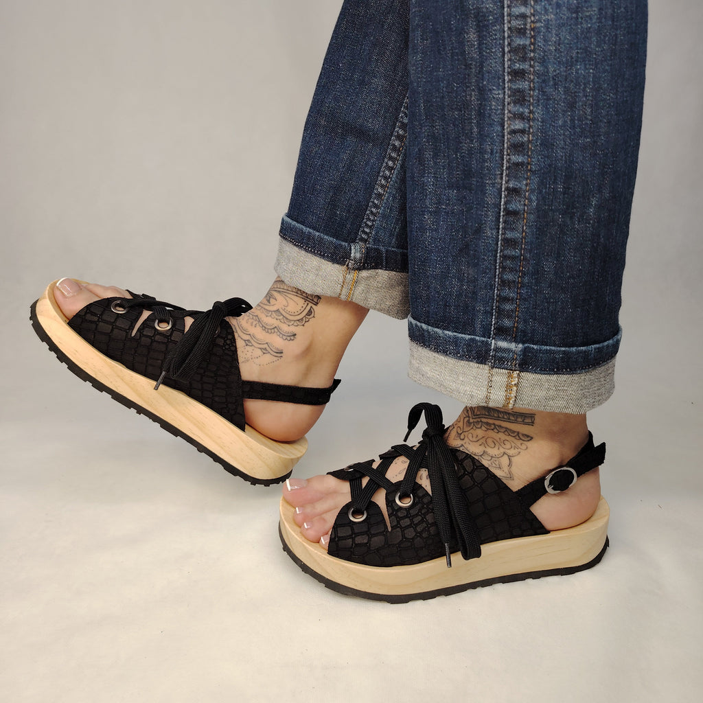 Sandalias de plataforma de madera natural artesanal con tira trasera y pala de piel efecto croco color negro  y cordones 
