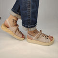 Sandalias de plataforma de madera natural artesanal con tira trasera y pala de piel efecto croco color rosa palo y cordones 