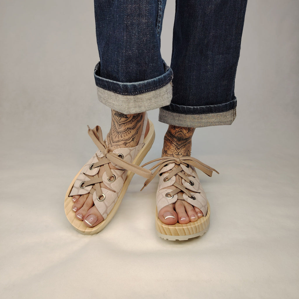 Sandalias de plataforma de madera natural artesanal con tira trasera y pala de piel efecto croco color rosa palo y cordones 