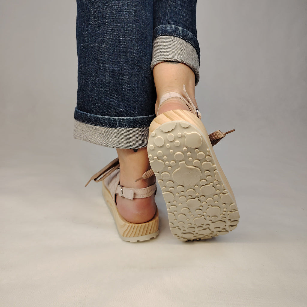 Sandalias de plataforma de madera natural artesanal con tira trasera y pala de piel efecto croco color rosa palo y cordones 