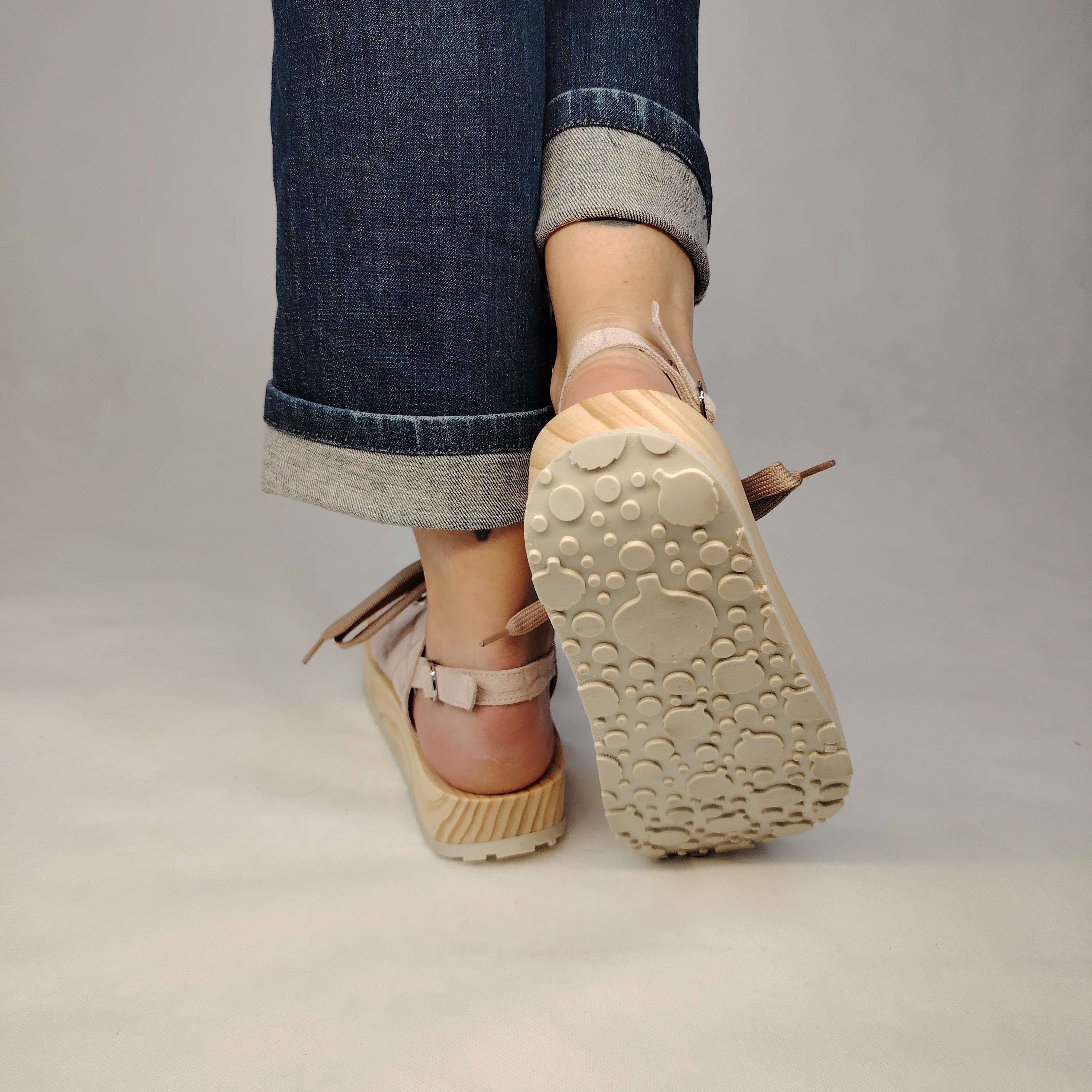 Sandalias de plataforma de madera natural artesanal con tira trasera y pala de piel efecto croco color rosa palo y cordones 