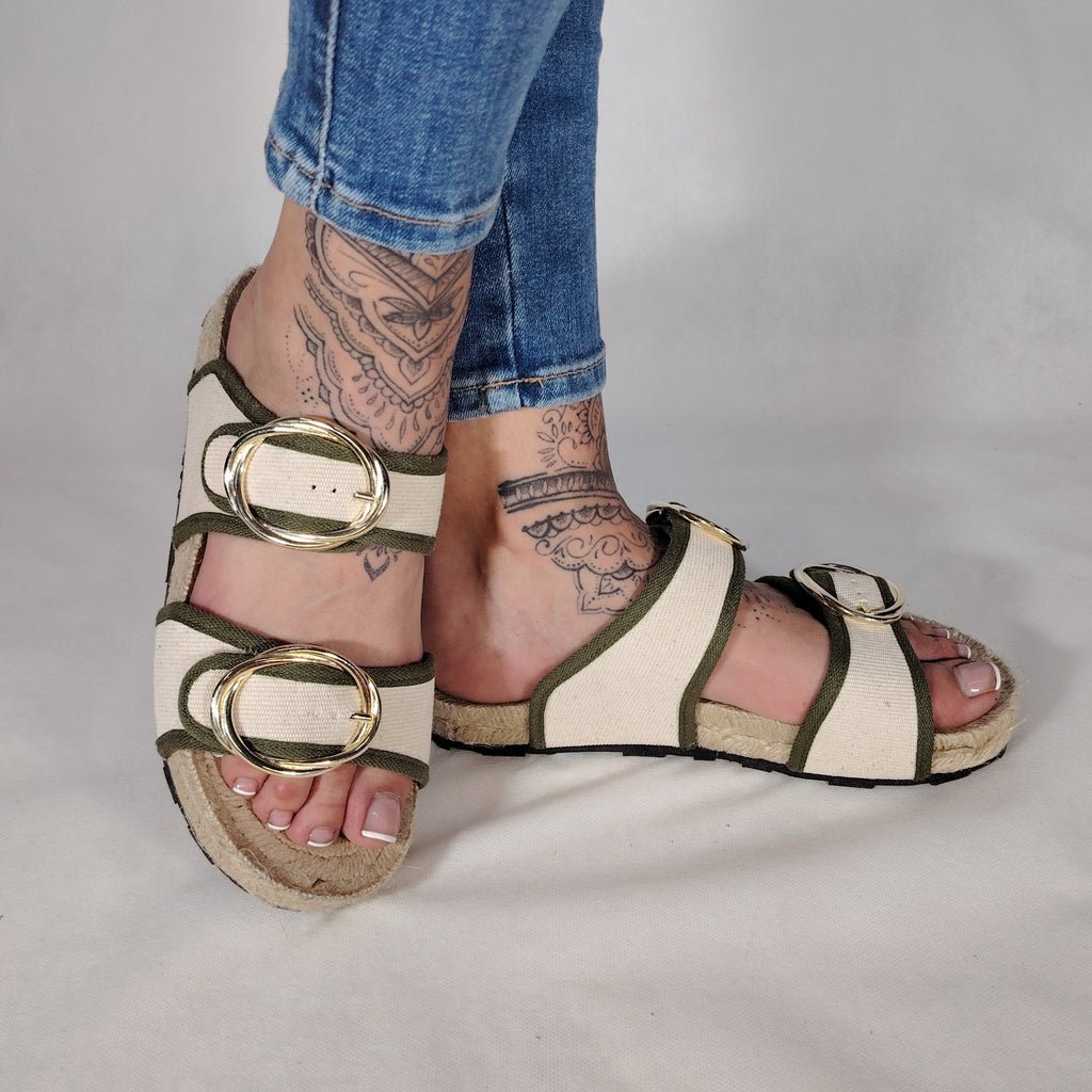 Sandalia plana de yute natural con corte en tejido color blanco y detalles en kaki 2 hebillas y diseño artesanal de verano.
