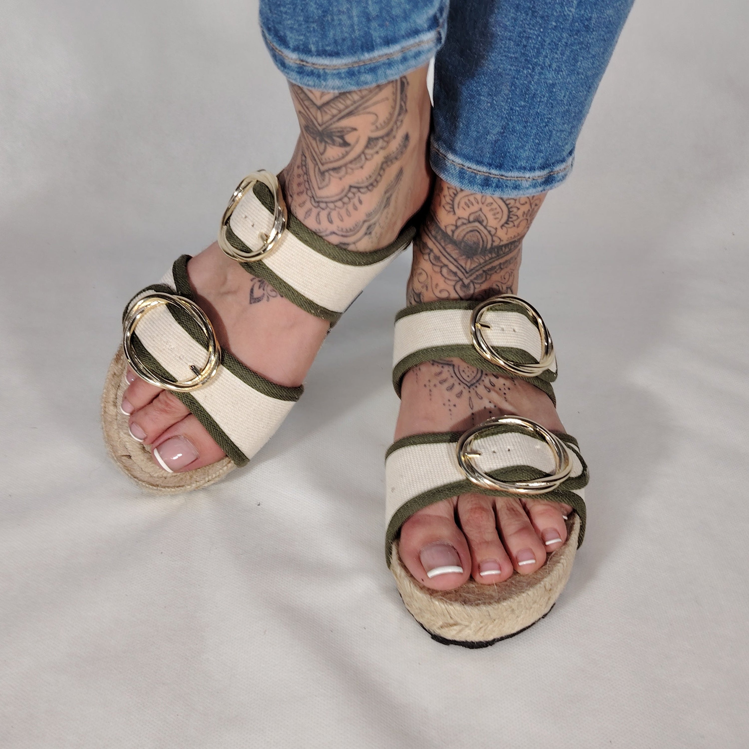 Sandalia plana de yute natural con corte en tejido color blanco y detalles en kaki 2 hebillas y diseño artesanal de verano.