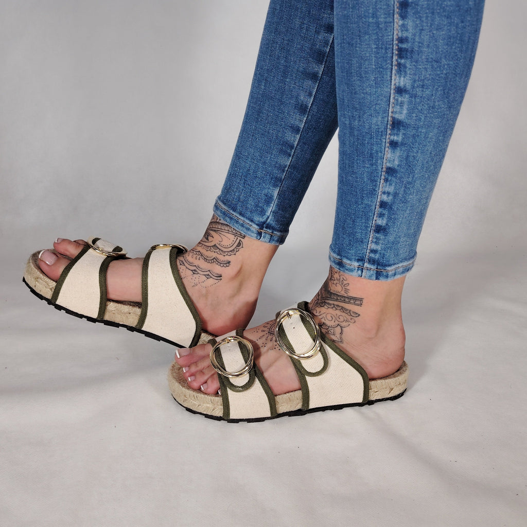 Sandalia plana de yute natural con corte en tejido color blanco y detalles en kaki 2 hebillas y diseño artesanal de verano.