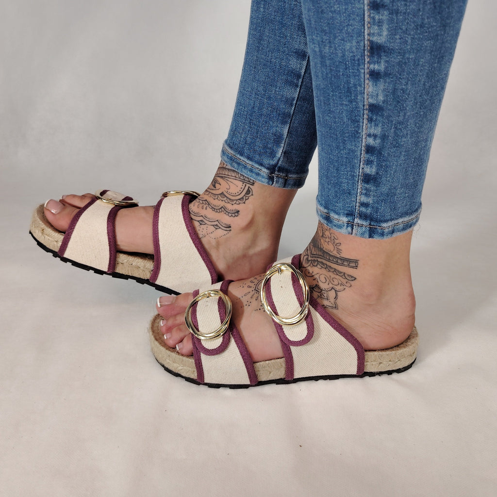 Sandalia plana de yute natural con corte en tejido color blanco y detalles en lila con 2 hebillas y diseño artesanal de verano.